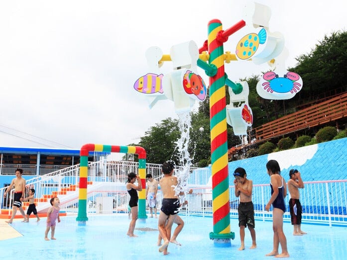 足元から噴水、頭上からシャワーが噴出する「ウォーターフォール」