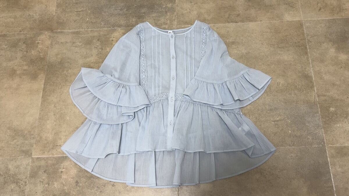 GU　レースフリルブラウス　ブルー置き撮り