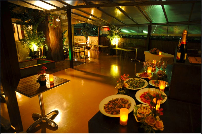 左奥に足湯のスペースが／「KAIONA TOKYO」オフィシャルサイトより