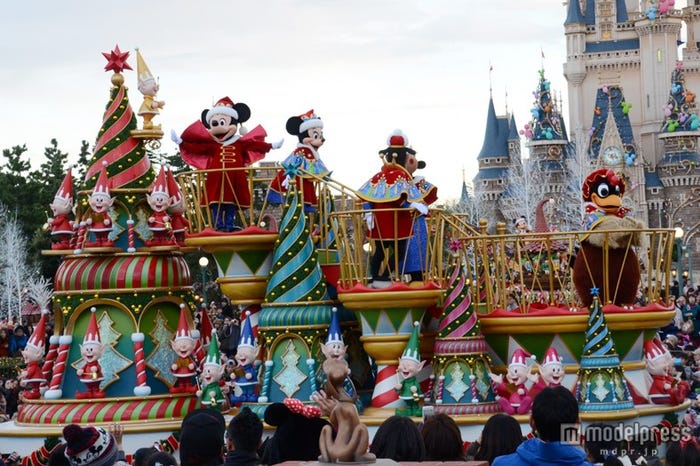 クリスマスツリーの形をしたキャロラーズステージ