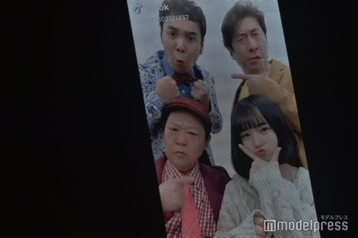 ダチョウ倶楽部とのTikTok動画「AKB48矢作萌夏ソロコンサート~みんなまとめてすちにさせちゃうぞ~」 (C)モデルプレス