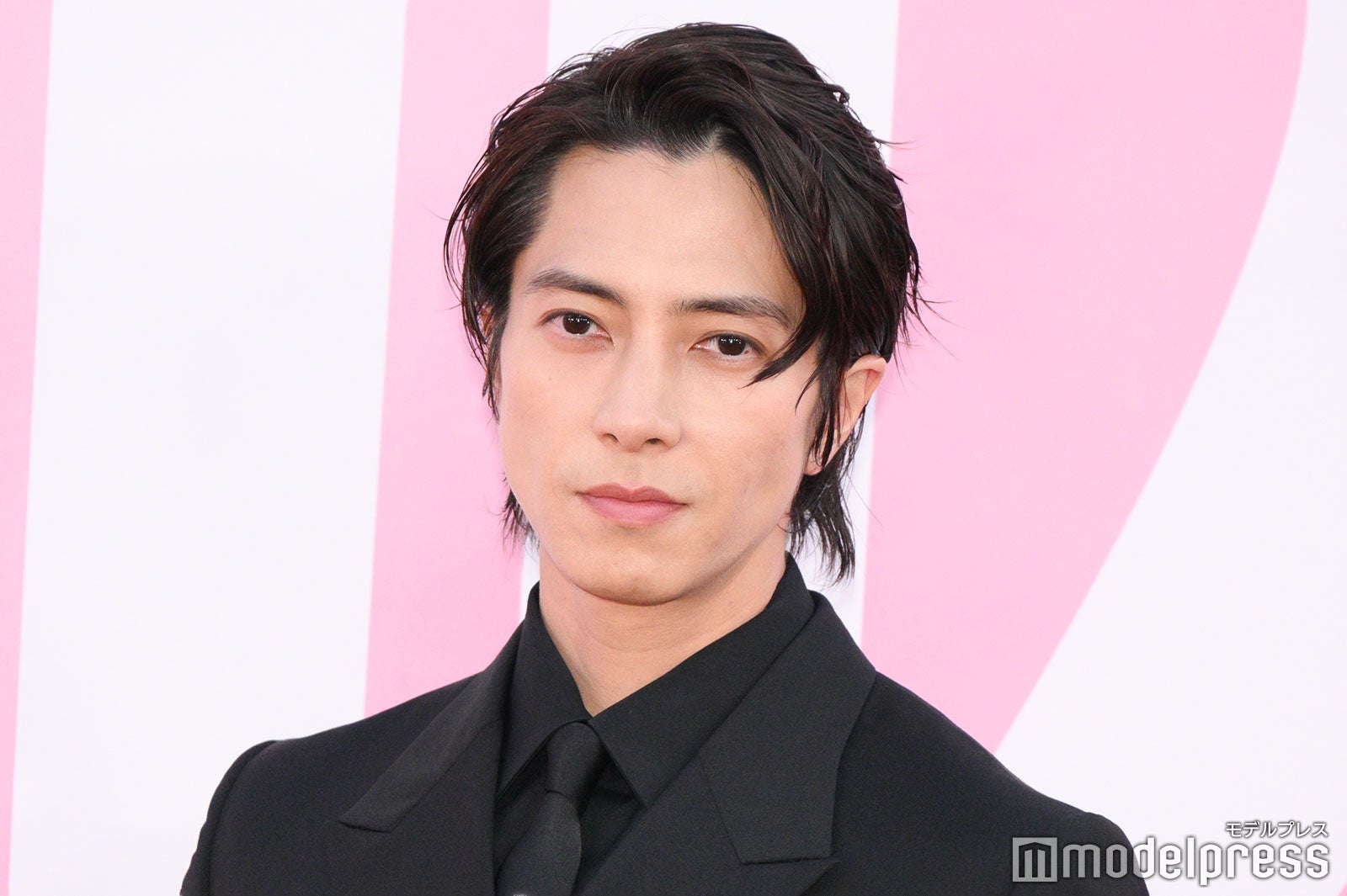 山下智久、ブラックスーツで華麗に登場 フランスでの“経験”回顧【ミス ディオール展覧会 ある女性の物語】 - モデルプレス