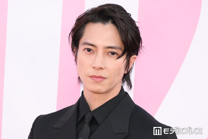 山下智久、ブラックスーツで華麗に登場 フランスでの“経験”回顧【ミス ディオール展覧会 ある⼥性の物語】