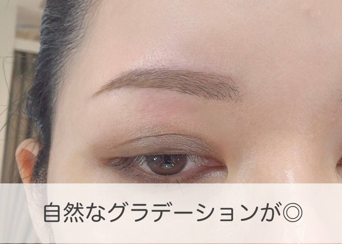 自然なグラデーションで描かれた女性の眉と目元