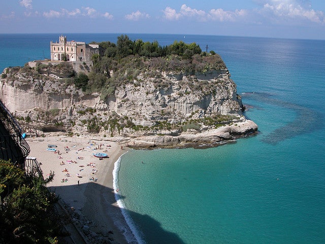 岩山の上に建つ教会／Mare a Tropea by ScriS - www.scris.it