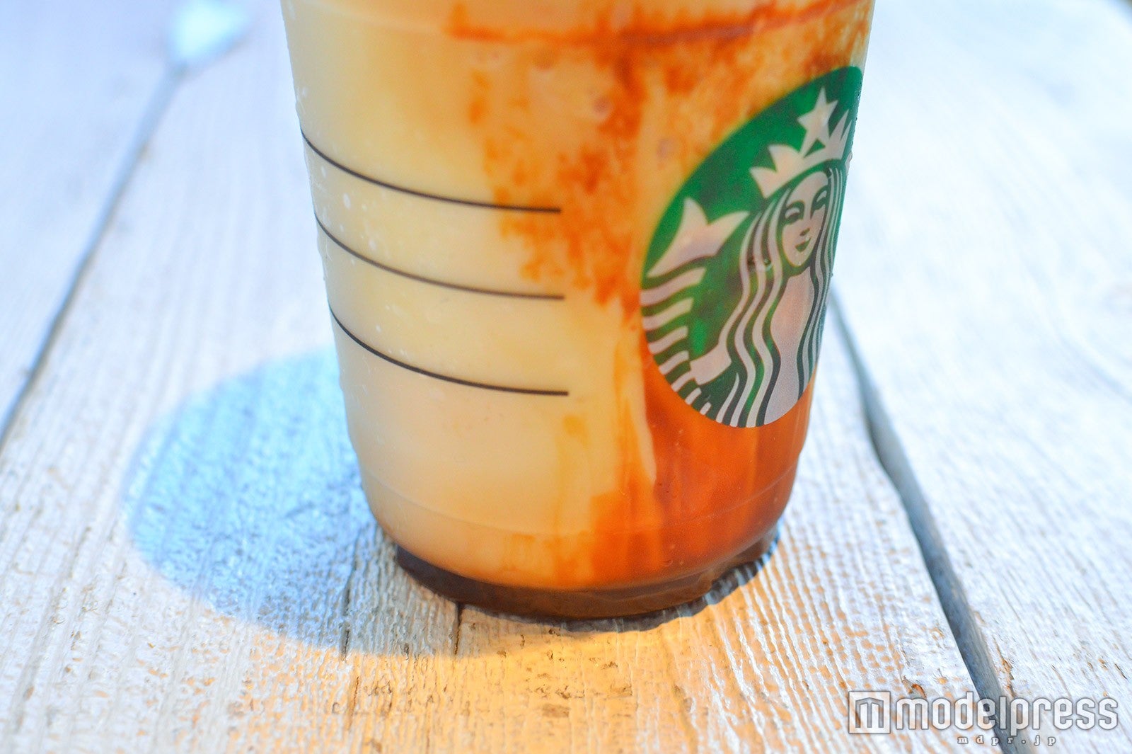 フラペチーノとピーカンナッツのマーブル模様（C）モデルプレス