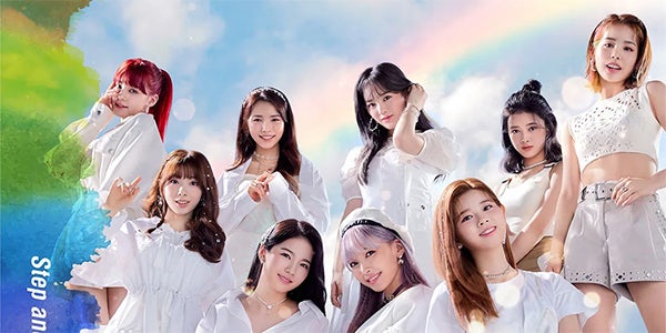 NiziU、ミイヒ復帰後「Step and a step」9人で初披露 MV衣装で笑顔輝く