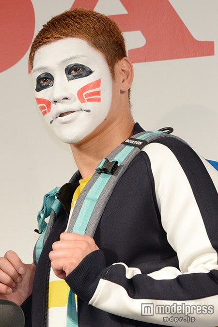 ゴールデンボンバー樽美酒研二、腹筋際立つ上裸姿でのレコーディング風景公開「バキバキでカッコいい」