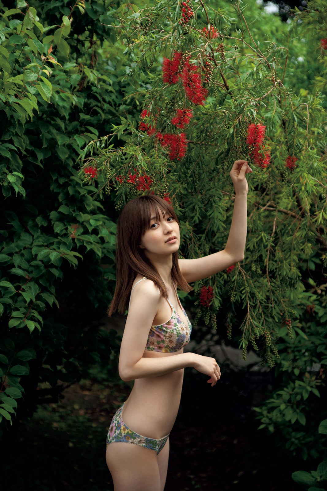 「仮面ライダーリバイス」逢沢りなの艶めく美ボディ「週プレ」表紙登場