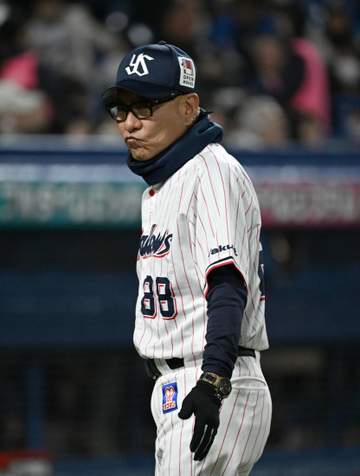初黒星のヤクルト・池山監督 三回無死一塁、投手の打席で強攻の狙いを説明「9人目の野手だから」「簡単にアウトを与えない」