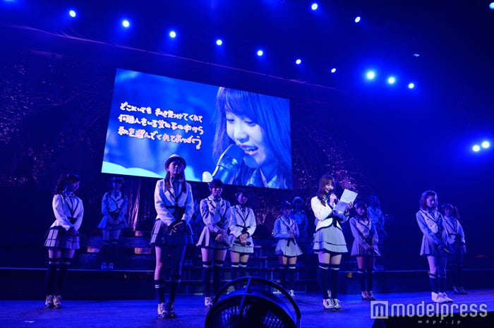 手紙を読み上げる永尾まりや(C)AKS