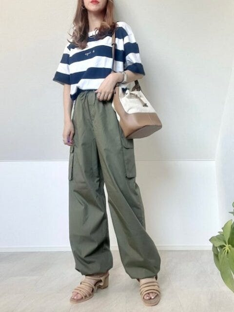 カーゴパンツ　コーデ　カーキ　夏