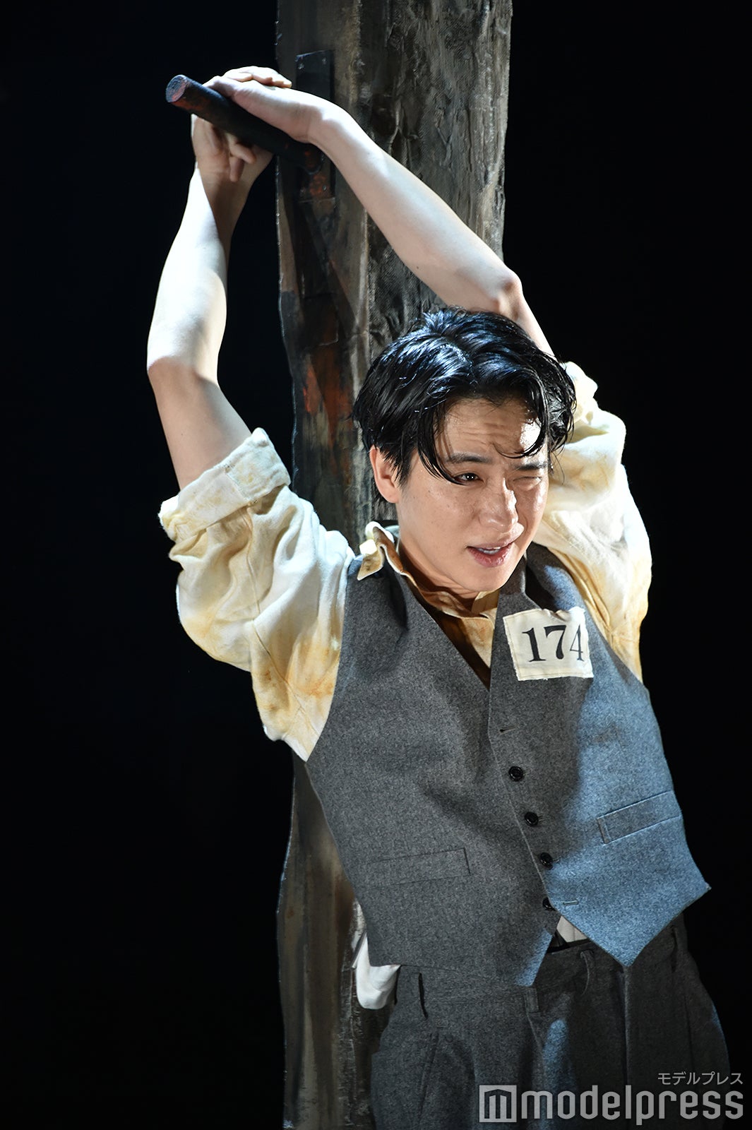 拷問を受ける戸塚祥太（C）モデルプレス