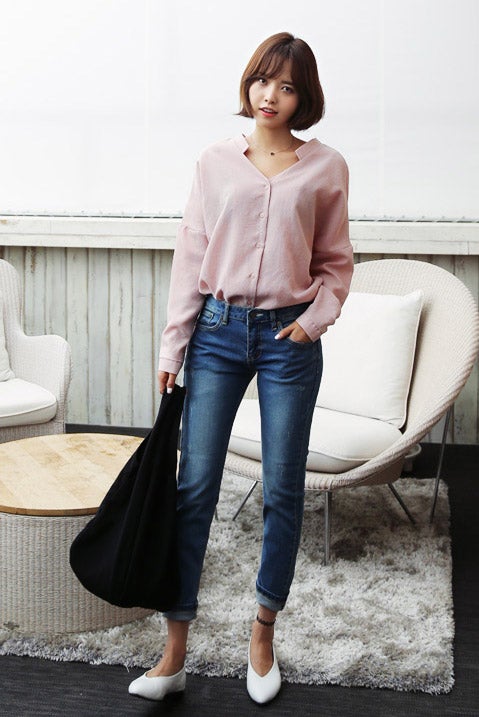 Vネックオーバーブラウス・全4色「DHOLIC」3,607円（税込）／画像提供：DHOLIC