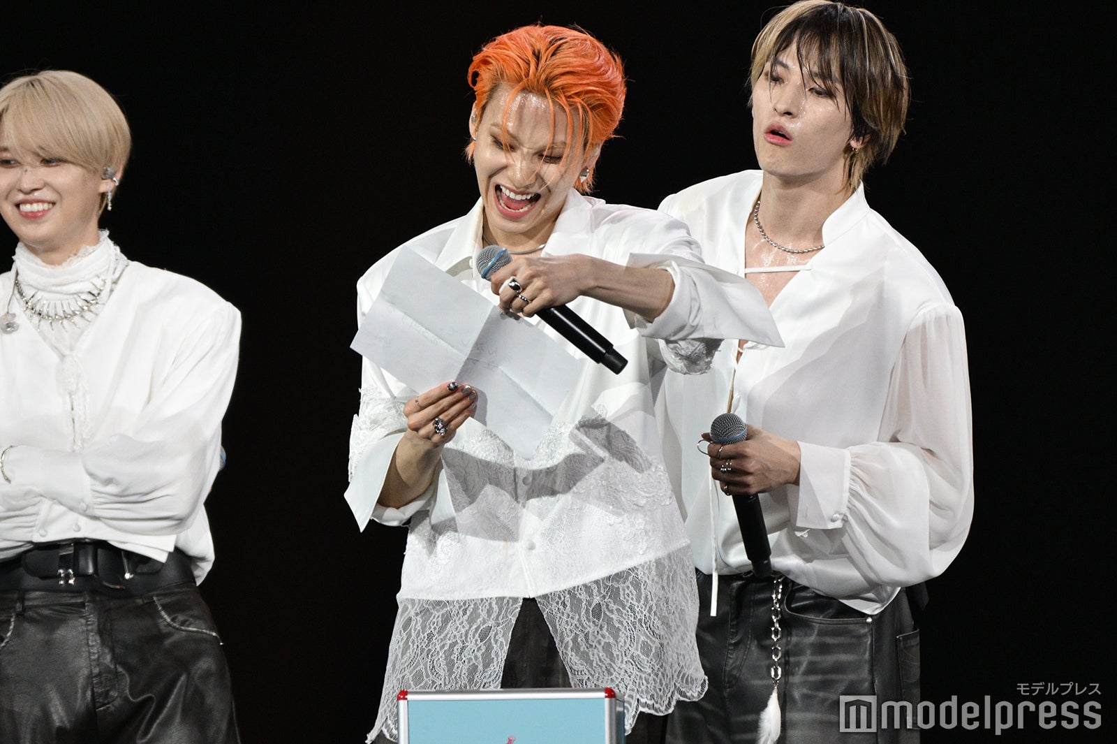 お題を見て驚く川尻蓮（中央）、見守る白岩瑠姫（左）、金城碧海（右）／JO1（C）モデルプレス