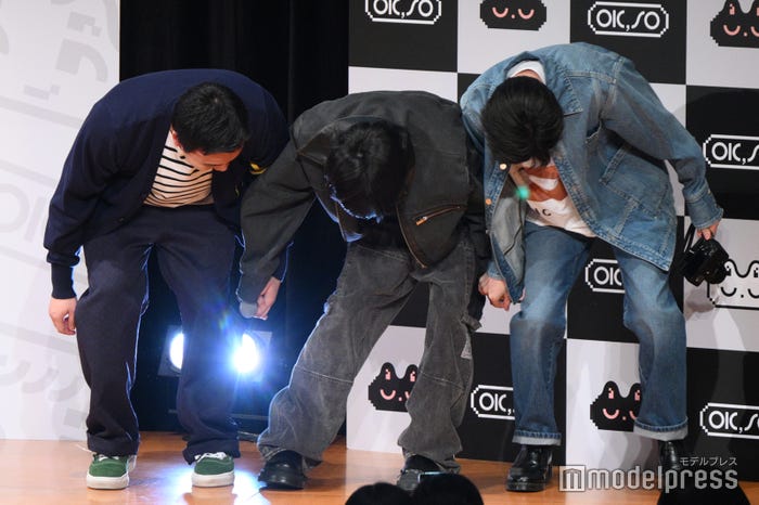 お辞儀したまま横移動で退場する生田俊平、奥野壮、小林虎之介(C)モデルプレス