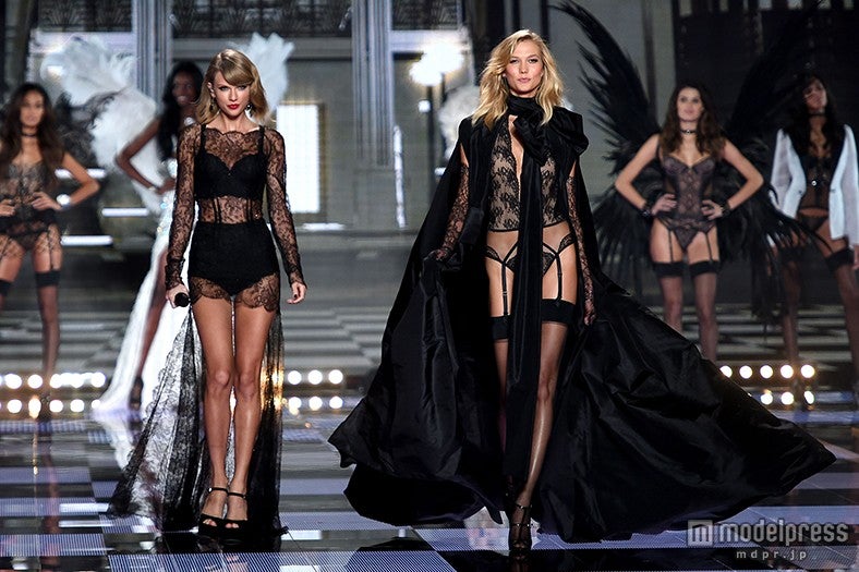 「2014 Victoria’s Secret Fashion Show」に2年連続出演（左）テイラー・スウィフト／Photo：Getty Images
