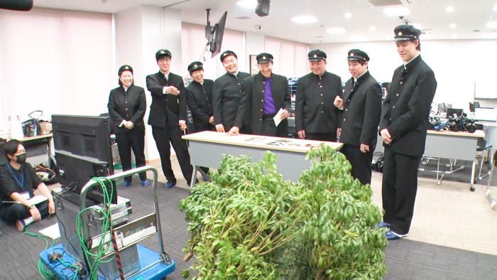 (左から)丸山礼、菊田竜大、秋山寛貴、岡部大、長田庄平、松尾駿、せいや、粗品(C)フジテレビ