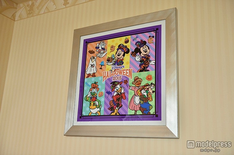 ディズニーアンバサダーホテル「ディズニー・ハロウィーン」デコレーションの客室 （C）Disney