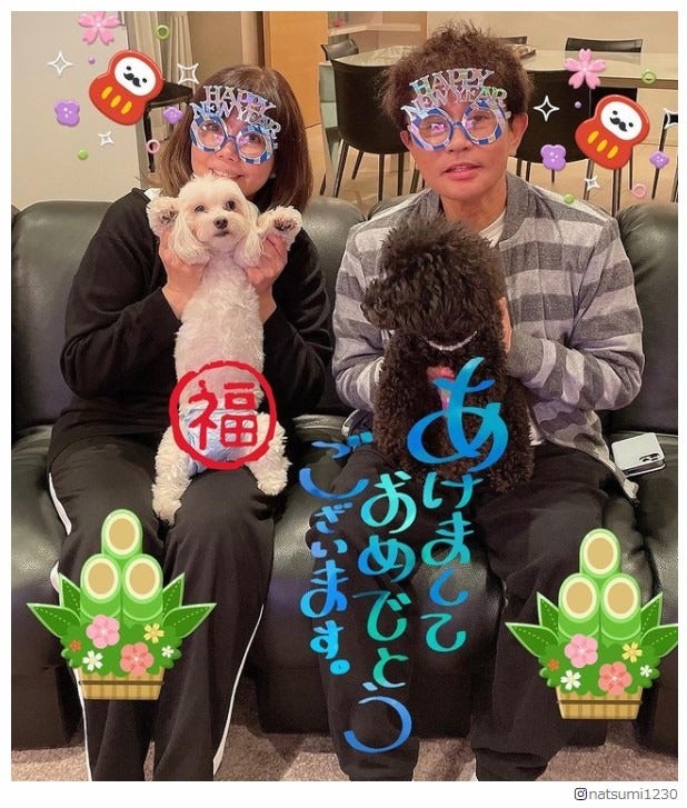 ダウンタウン浜田雅功＆小川菜摘夫妻、仲良しショットで新年の挨拶「理想の夫婦」「スタンプ可愛い」と反響