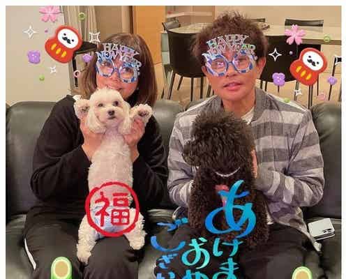 ダウンタウン浜田雅功&小川菜摘夫妻、仲良しショットで新年の挨拶「理想の夫婦」「スタンプ可愛い」と反響