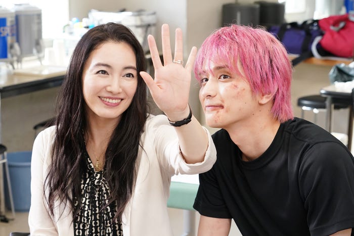 仲間由紀恵・瀬戸利樹/「偽装不倫」第6話より(C)日本テレビ