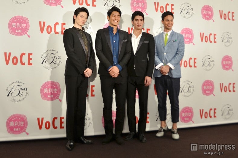 ユージ（右）と初代ミスター・ジャパンの鈴木貴之さん（左から2番目）