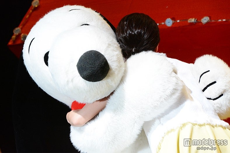 スヌーピーとハグする前田敦子