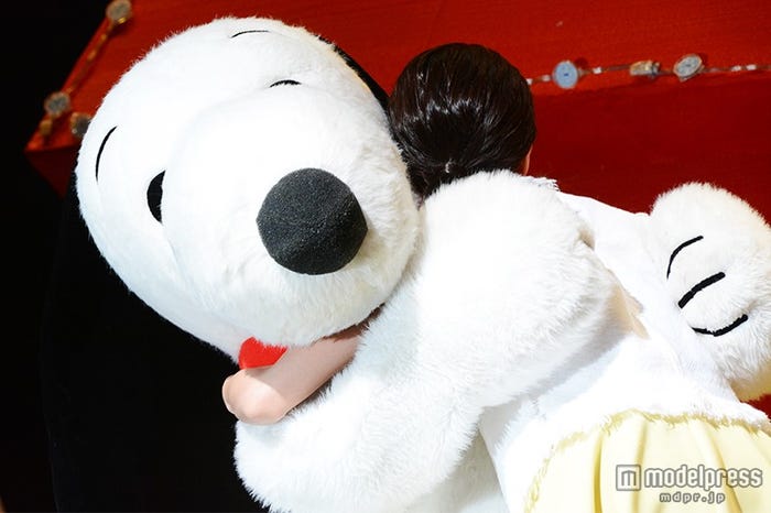 スヌーピーとハグする前田敦子