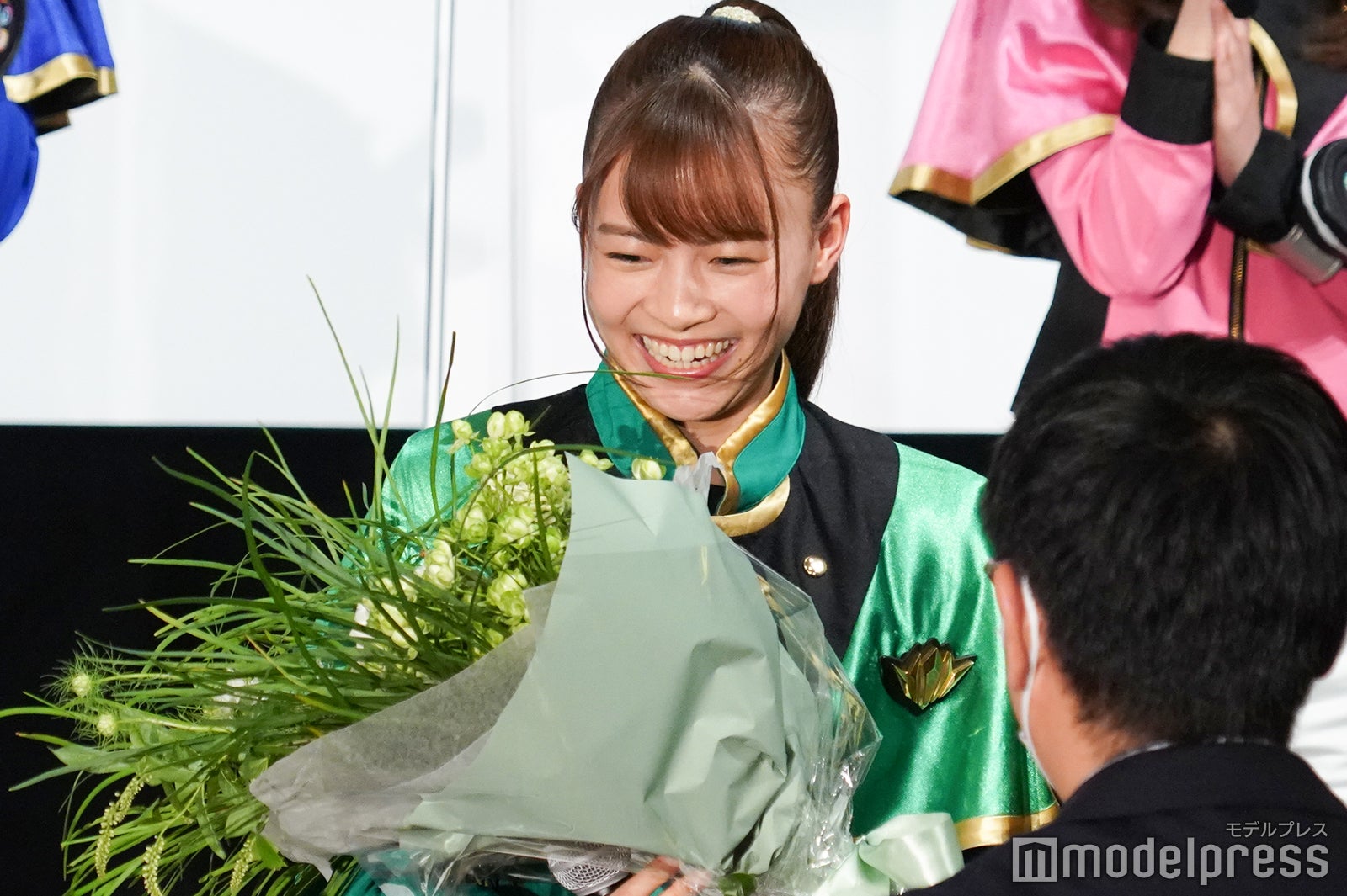 サプライズで花束を贈られた新條由芽 （C）モデルプレス