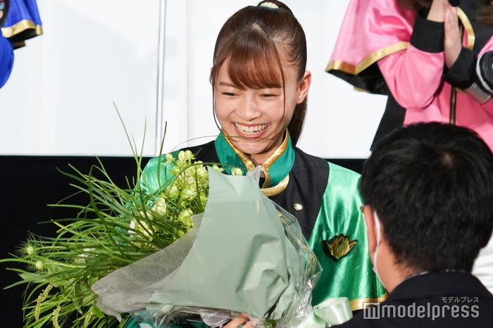 サプライズで花束を贈られた新條由芽 (C)モデルプレス