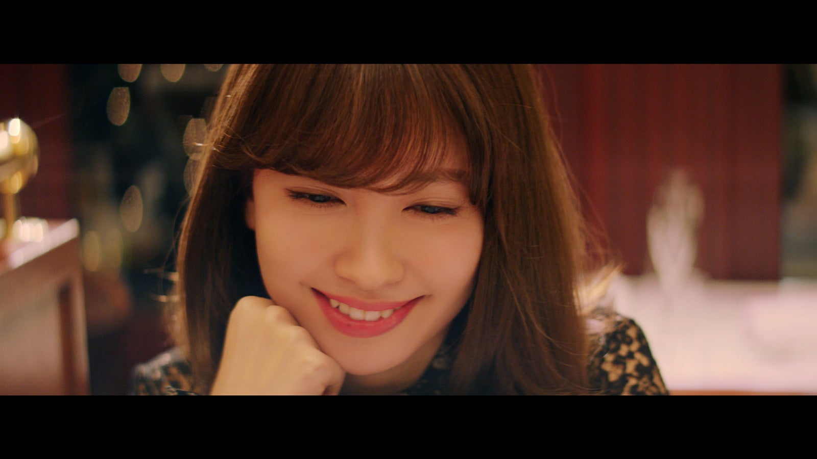 小嶋陽菜／「気づかれないように…」MVより（C）AKS