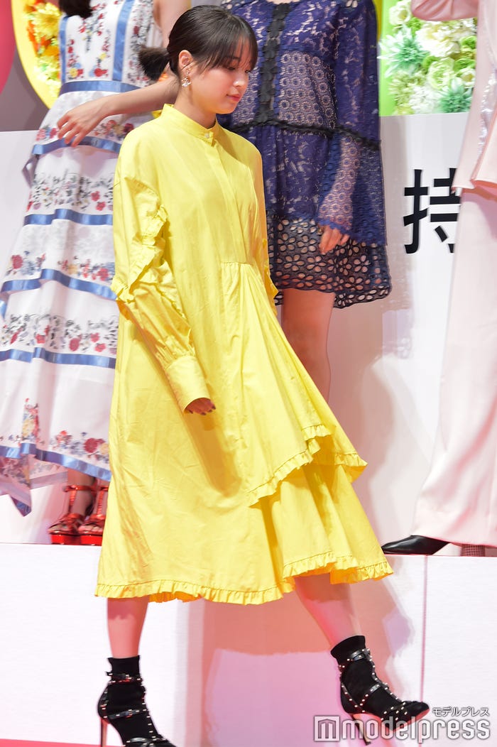 萌え袖も可愛い (C)モデルプレス