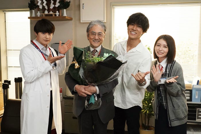 瀬戸康史、市村正親、桐谷健太、長濱ねる(C)フジテレビ