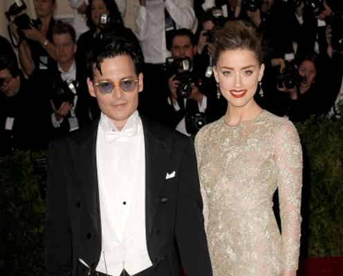 ジョニー・デップ、バイセクシャル美女の婚約者と手繋ぎウォーク