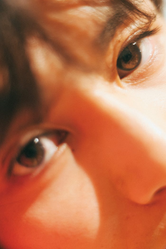 草川拓弥 初フォトブック「辻褄」表紙の表4側の写真(C)撮影:前康輔