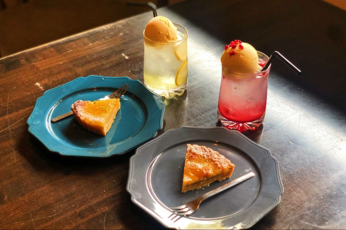 「ヌンクヌスク鶴舞公園」のケーキ&ドリンク/レモンフロート(左上 500円)、フランボワーズフロート(右上 500円)、タルト・ポワール(左下 430円)タルト・ココ・バナーヌ(右下 400円) (C)モデルプレス