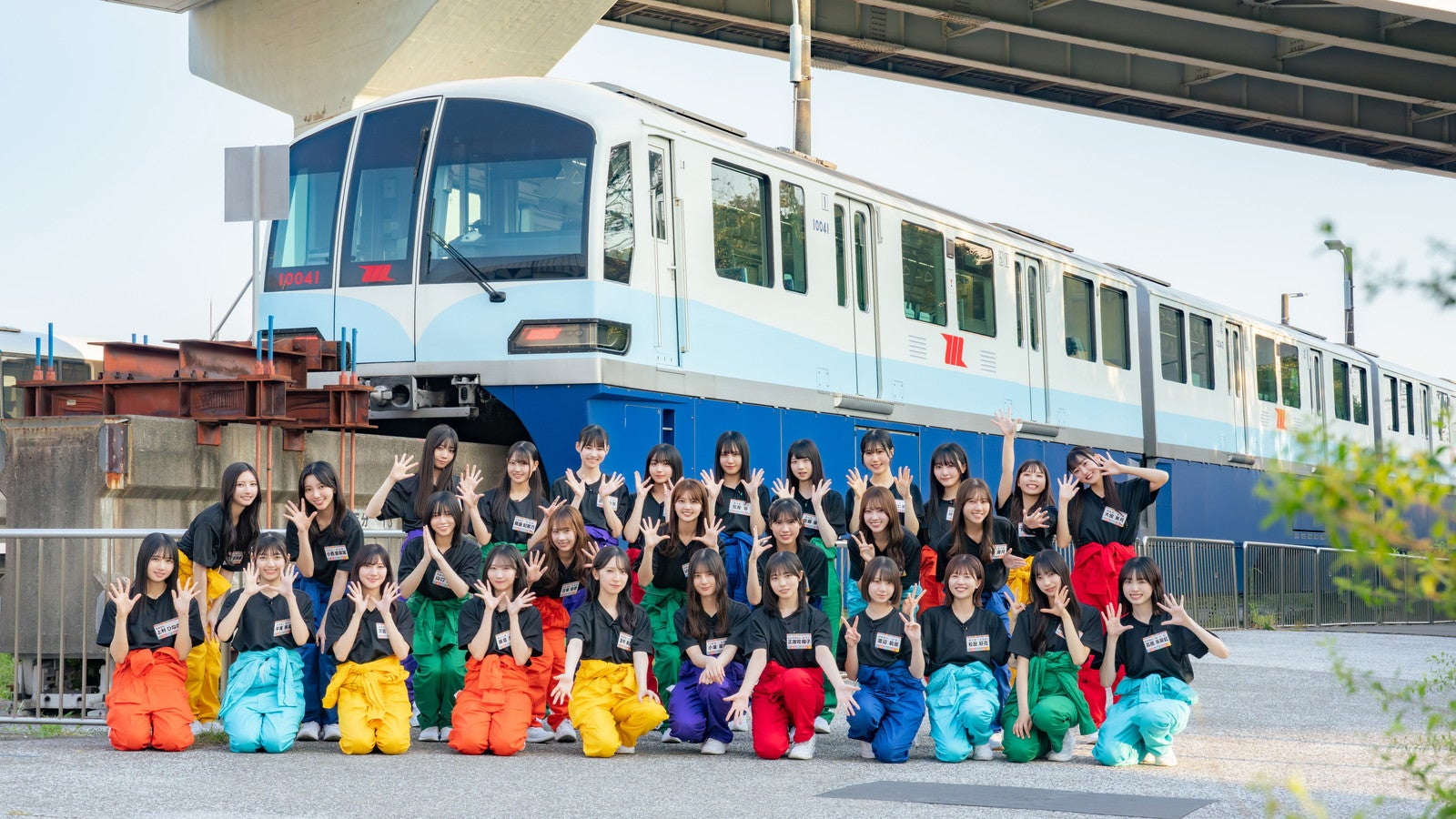 日向坂46、東京モノレールをジャック ポスターやつり革掲出、メンバーによる車内放送など実施
