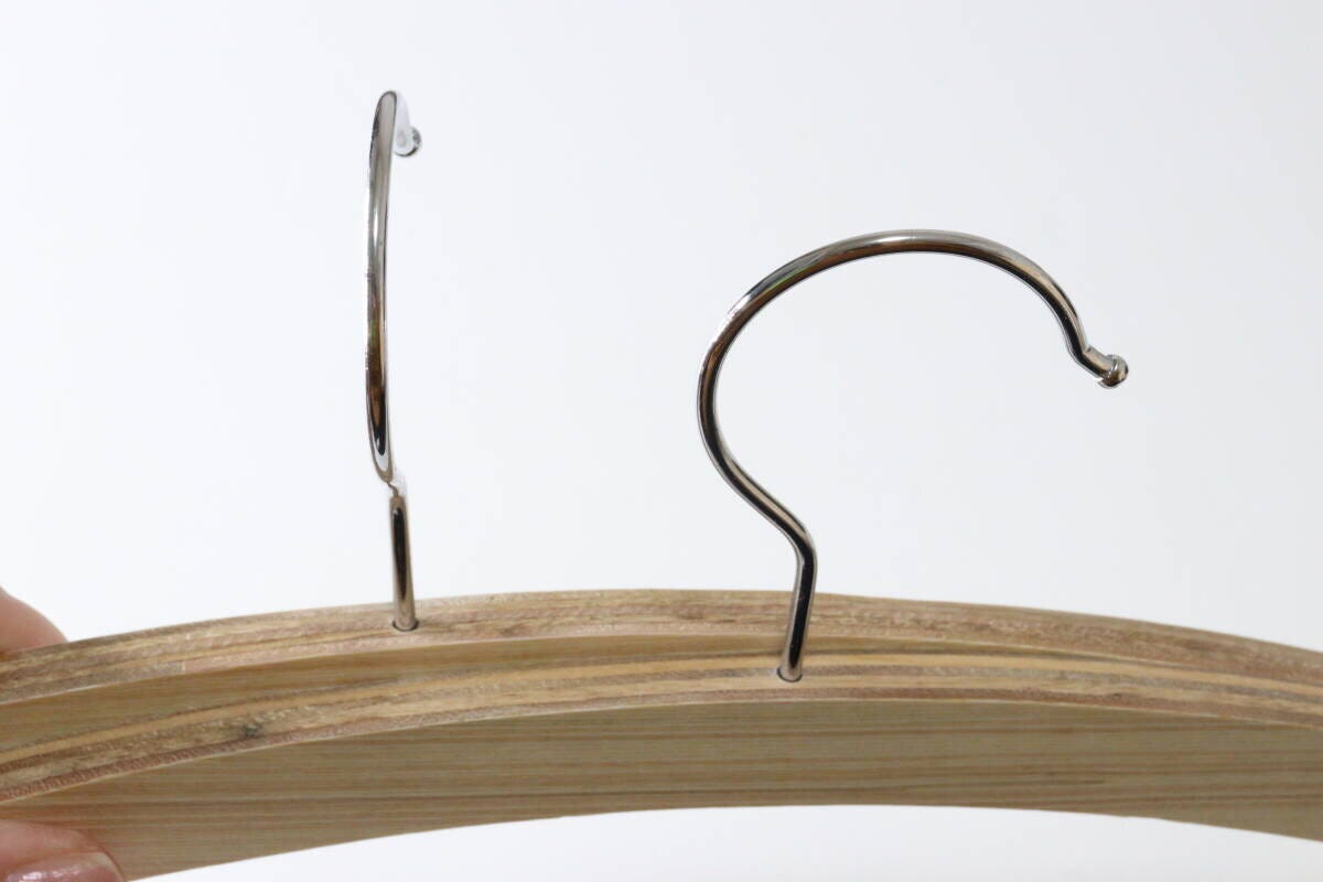 ダイソー アーチ型木製ハンガー ダイソーのアーチ型木製ハンガーはフックが回転する