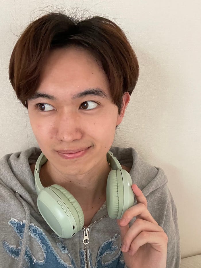 石田侑也「カフェ巡り&K-POPにハマっています!!」(提供写真)