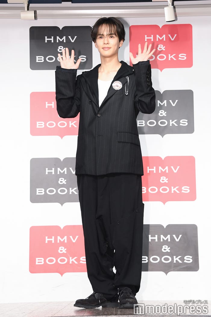 雨が多いシンガポールで起きたら晴れていた奥野壮(C)モデルプレス