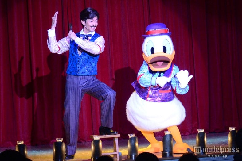 スルーフットスーへの恋心を明かした給仕長・ジャックとそれを応援するドナルド