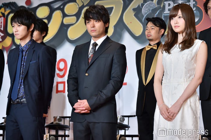 (左から)本郷奏多、山田孝之、白石麻衣(C)モデルプレス