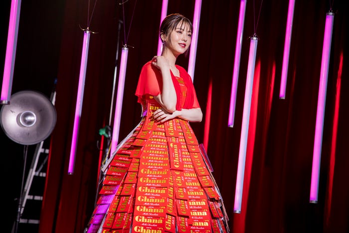 浜辺美波/新WEB動画メイキングより(提供写真)