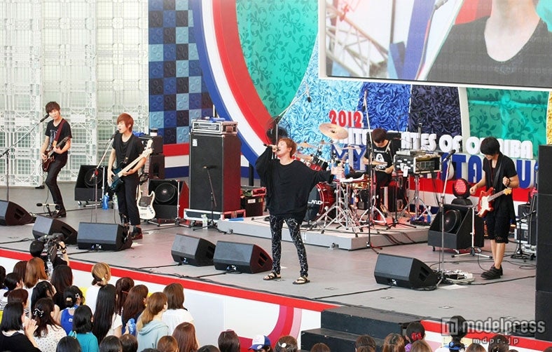 「めざましライブ2012」に出演したFTISLAND。左から、スンヒョン、ジェジン、ホンギ、ミンファン、ジョンフン