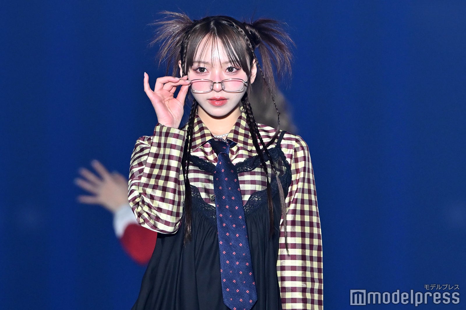 SWEET STEADY塩川莉世、細フチメガネ×千鳥柄タイツの個性派ファッション 奥田彩友はオーバーサイズジャケット着こなす【IDOL RUNWAY COLLECTION 2026】