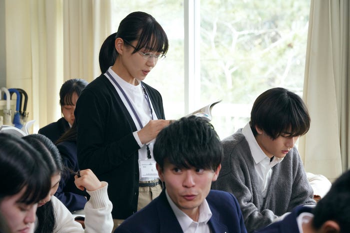 奈緒、猪狩蒼弥(C)2024「先生の白い嘘」製作委員会(C)鳥飼茜/講談社