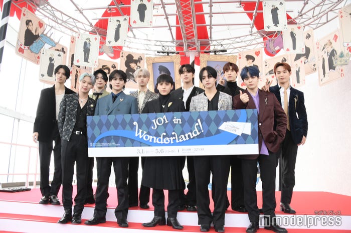 JO1(上段)佐藤景瑚、木全翔也、白岩瑠姫、河野純喜、金城碧海、與那城奨(下段)川尻蓮、豆原一成、川西拓実、大平祥生、鶴房汐恩(C)モデルプレス