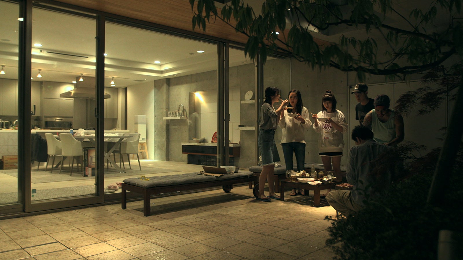 BBQを楽しむメンバー『TERRACE HOUSE BOYS ＆ GIRLS IN THE CITY』31st WEEK（C）フジテレビ／イースト・エンタテインメント