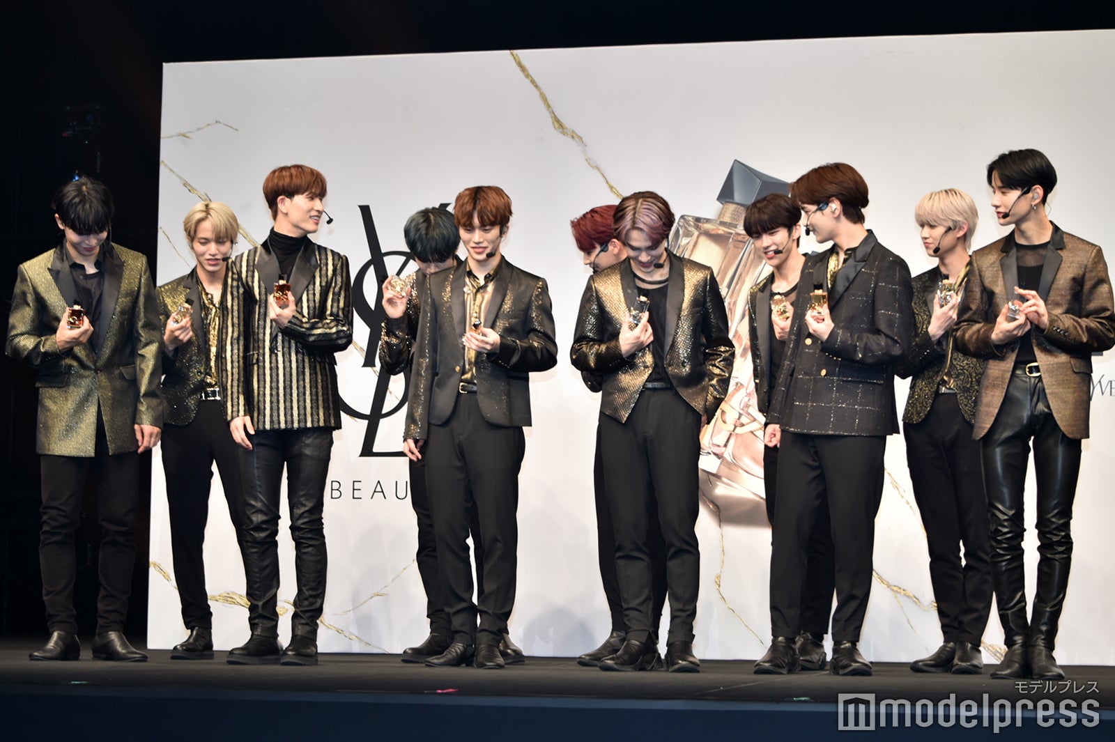 立ち位置を直す川尻蓮 （C）モデルプレス